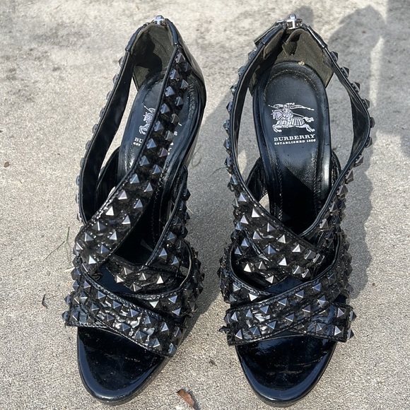 Black Pyramid Studded Burberry Pumps/High Heels 👠 size 38 <8> VGUC - Picture 2 of 4